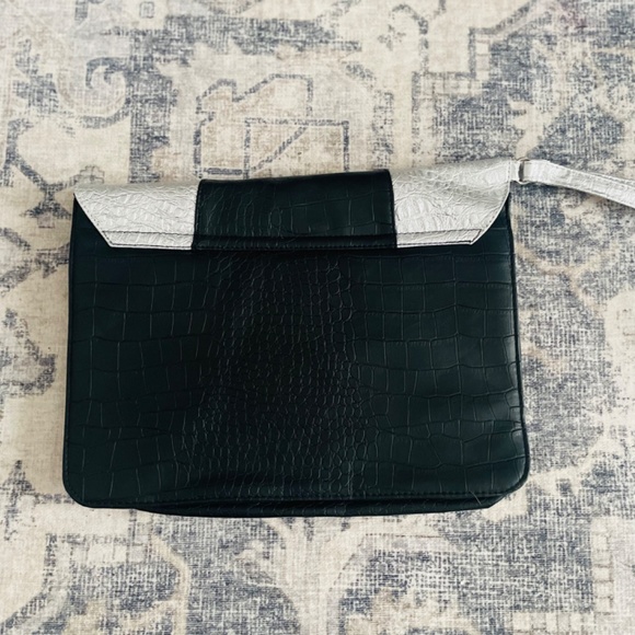 Two Toned Oversized Clutch - Picture 3 of 3